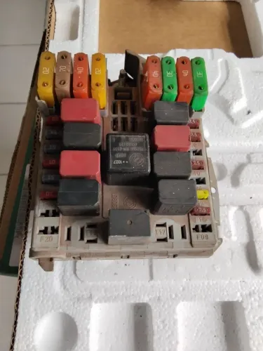 Caixa de fusível Fiat Punto fire 51815339