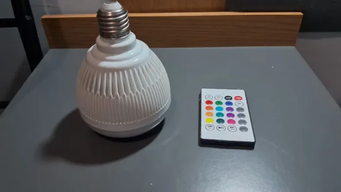 Lâmpada led com controle e caixa de som Bluetooth