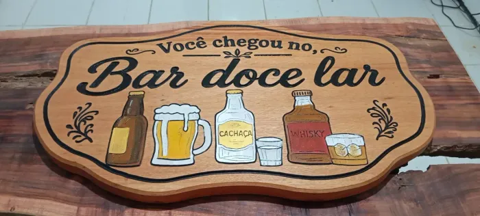Placas entalhadas artesanalmente