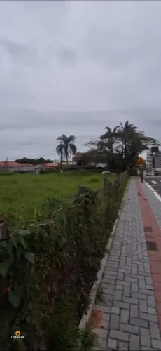 Terreno no centro de Balneário Piçarras, à apenas 300mt até o mar.