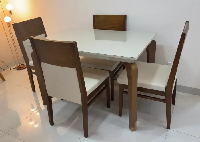 4 cadeiras maciça e mesa gratuito