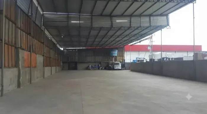 GALPÃO ABERTO MED. 1300 M2 E 2800 M2 DE TERRENO P/ LOCAÇÃO PRÓXIMO A FEIRA DO PRODUTOR!