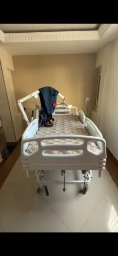 VENDO CAMA HOSPITALAR COM COLCHÃO  E GUINCHO PARA ELEVAR PACIENTES, TUDO MUITO NOVO. 5 MIL