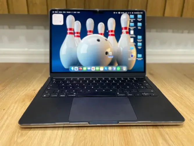 Macbook Air 13" - M2 (16gb Ram - 256gb SSD)