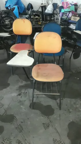 cadeira universitária com prancheta