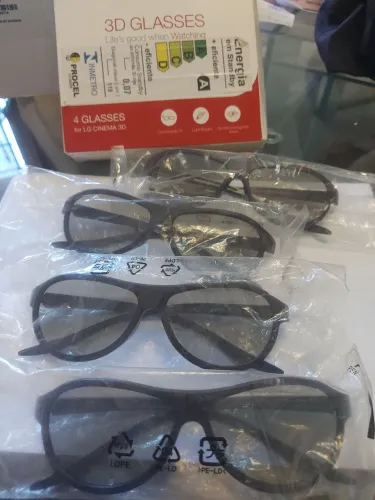 Kit com 4 óculos 3D da LG Cinema.