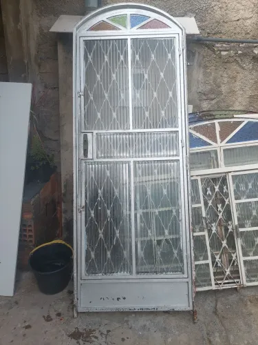 Porta usada em ferro e vidro