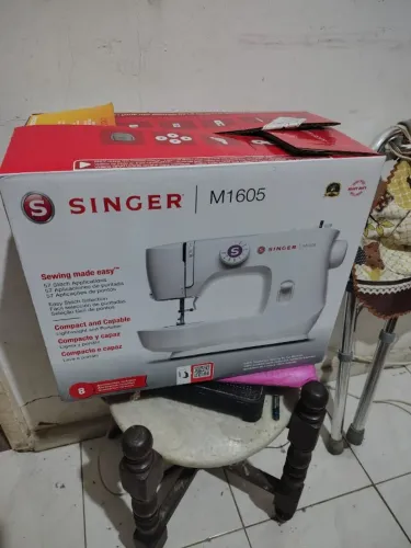 Máquina de Costura Profissional - Singer M1605