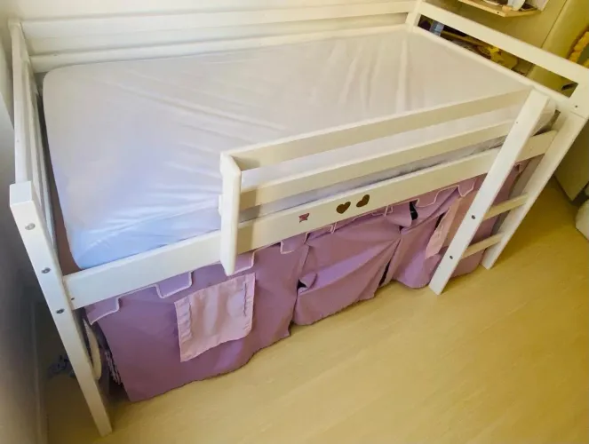 Cama alta com escorregador e cabaninha (CasaTema)