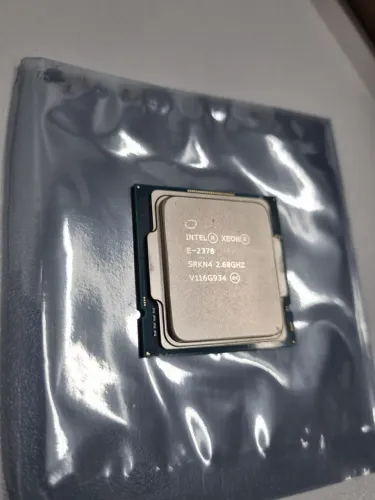 Intel Xeon E-2378 | 8 Núcleos | 16 Threads | Até 4.8 GHz | LGA1200