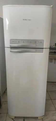 Doa se geladeira Eletrolux semi nova,entre em contato com o número *.