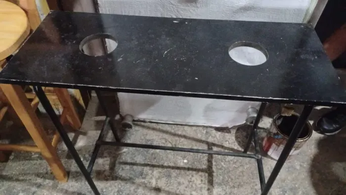 Mesa para manicure, em bom estado, preta.
