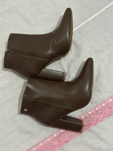 Vende-se bota Vizzano nova! 