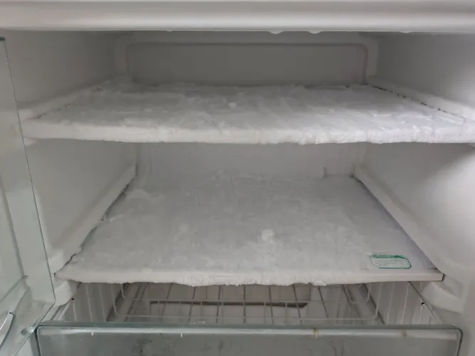 Freezer vertical Consul, 240L, funcionando. Todo original. Pouca ferrugem superficial.