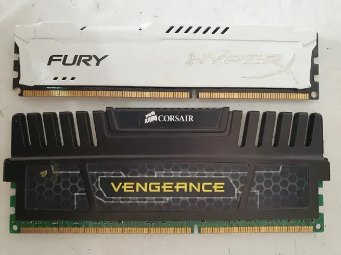 Memoria 8Gb (2x 4GB) DDR3 Corsair HyperX (Alto Desempenho) R$ - 100,00
