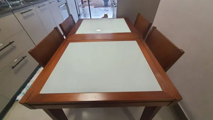 Mesa de Jantar com Quatro Cadeiras