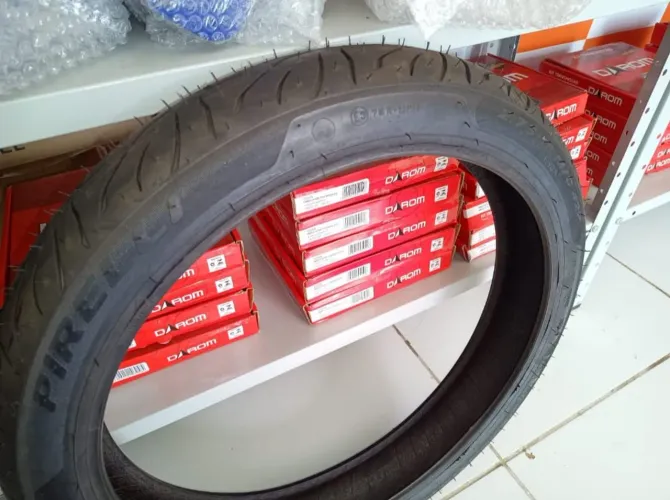 Pneu Pirelli Super City 2.75-18 (Sem câmera)