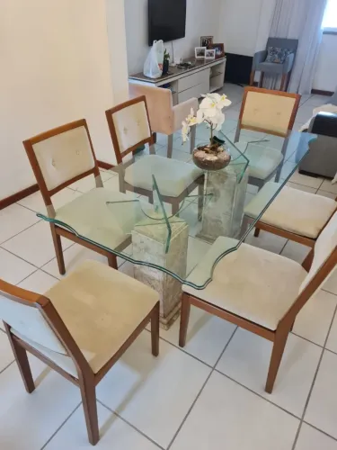 Mesa de jantar 6 lugares em vidro 10 mm com base em mármore + 6 cadeiras em madeira