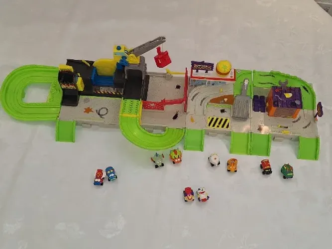 BRINQUEDO CIDADE TRASH WHEELS POSTO GASOLINA, FERRO VELHO E BURGER SEMINOVO EM ÓTIMO ESTAD