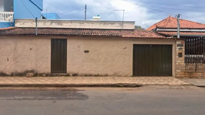Casa com Barracao nos fundos Mateus Leme 3 quartos 4 banheiros 2 sala e cozinha Aque.Solar