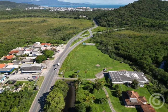 Galpão com área ampla para o seu negócio em Jurerê, Florianópolis