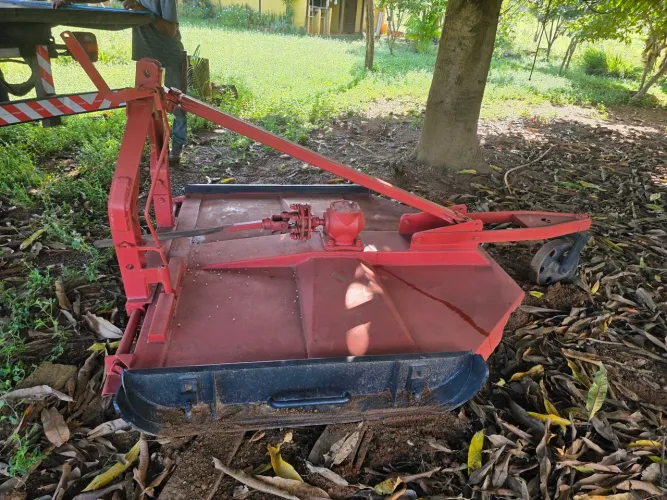 Vende-se roçadeira hidráulica