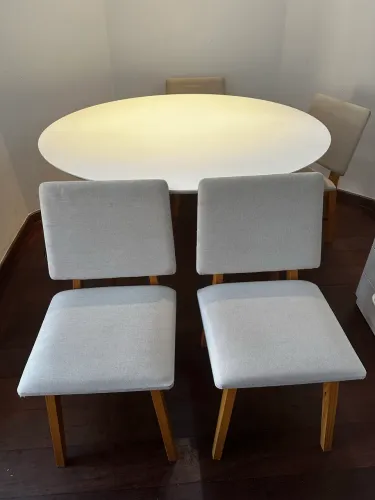 Conjunto mesa redonda (135 cm) com 4 cadeiras 