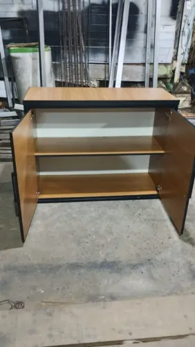 Armário revertido de Metalon e MDF
