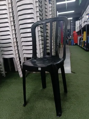 Cadeira De Plástico Resistente 182 kg - NOVA