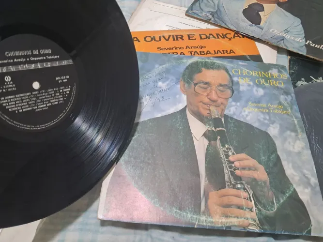 Disco vinil autografado pelo maestro Severino Araújo 