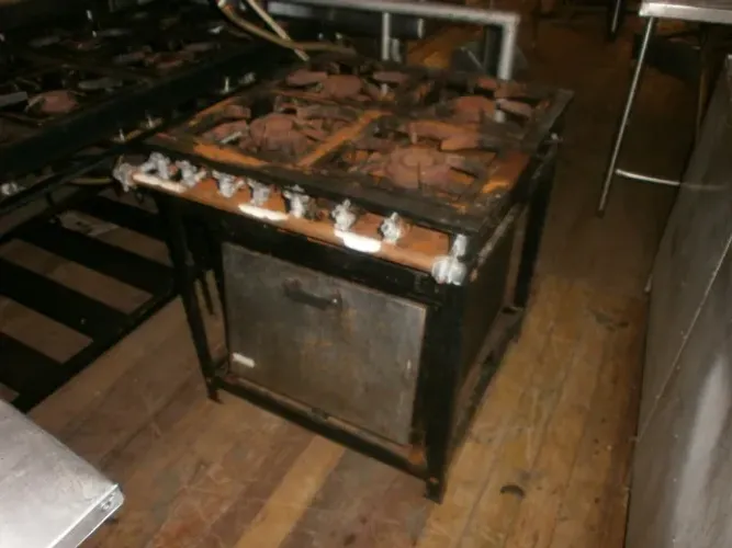 fogão ind. 4 bocas e forno - baixa pressão - precisando de limpeza