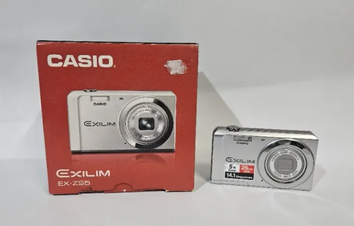 Câmera Digital Casio Exilim EX-ZS5 14.1MP Wide Optical