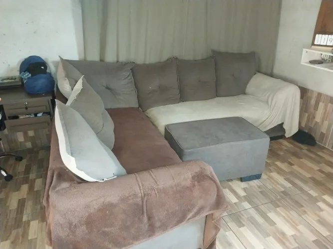 Sofá grande com puff