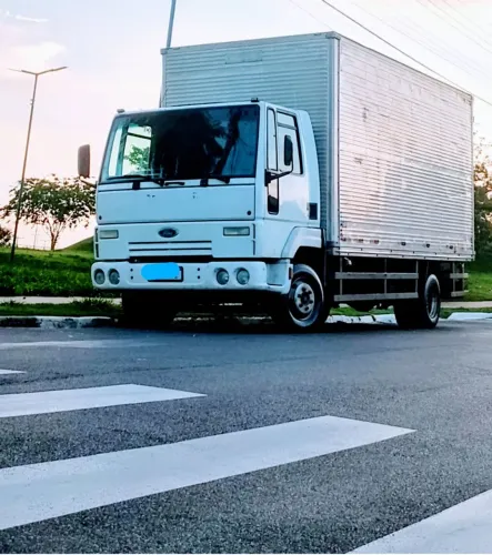 CARGO 712 E Turbo 2p (diesel) / Ano 2008 - Baú