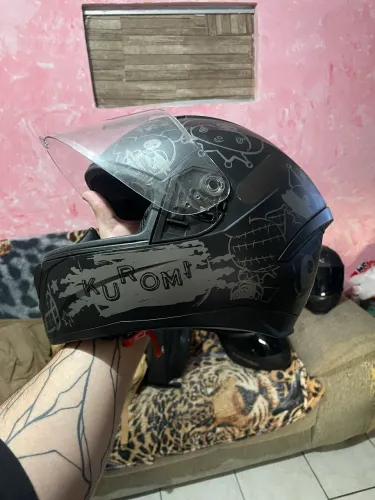 Capacete semi novo da peels kuromi