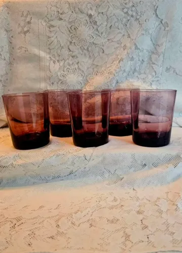 Jogo de 5 copos na cor uva, importado, copo para wiskye, batidas, refrigerante, água. 