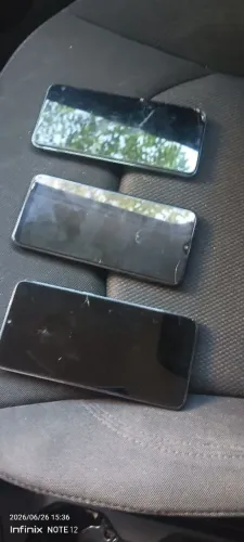 Três celulares 