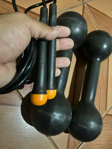 Halteres emborrachados 5kg e corda Vollo 