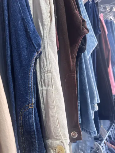 Lote com 130 peças de roupas femininas