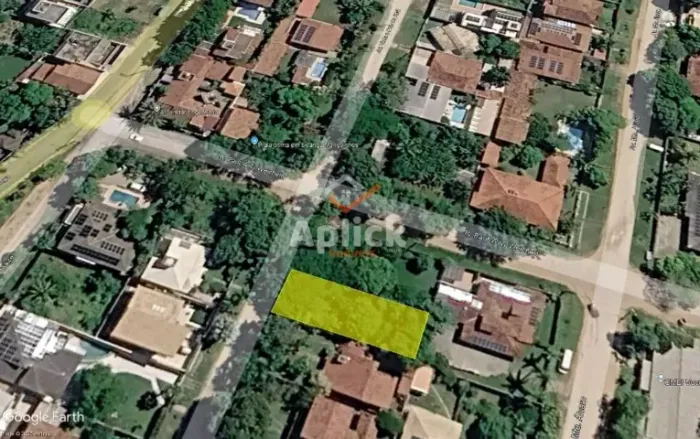 TE0473 - Terreno plano e murado com 420 m² a duas quadras da praia em Manguinhos