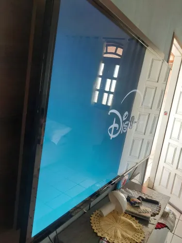 Televisão LG 65 polegadas, acompanha aparelho Roku original e controle remoto.