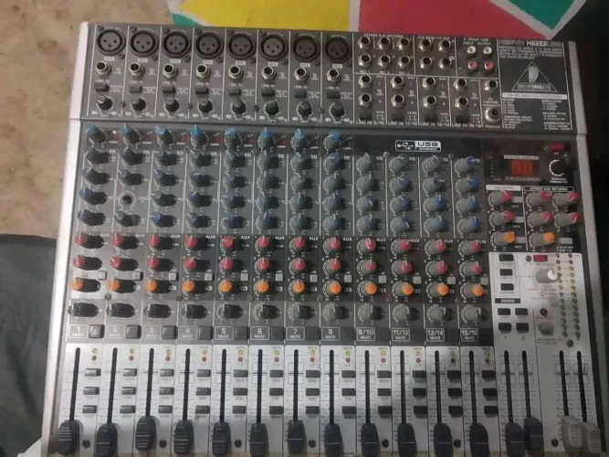 Mesa de som Behringer