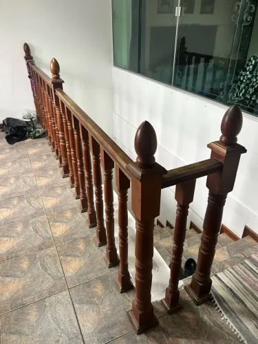 Corrimão em madeira nobre