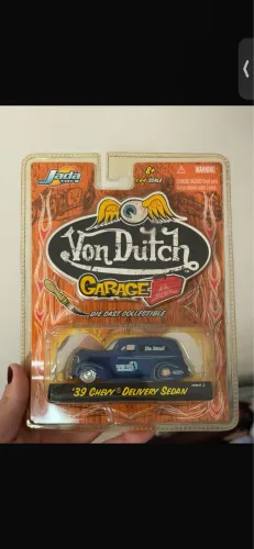 miniatura Jada Toys da série "Von Dutch Garage", representando um '39 Chevy Delivery Sedan