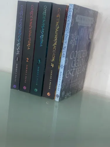 Livro Corte de Espinhos e Rosas