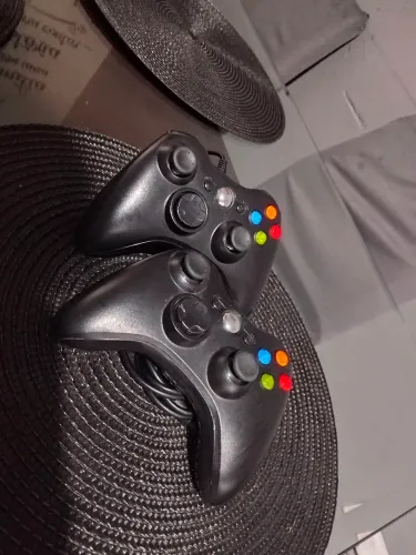 02 controles com fio Xbox 360 pegando perfeitamente novos 