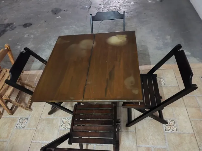 Jogo de mesa e cadeiras dobráveis