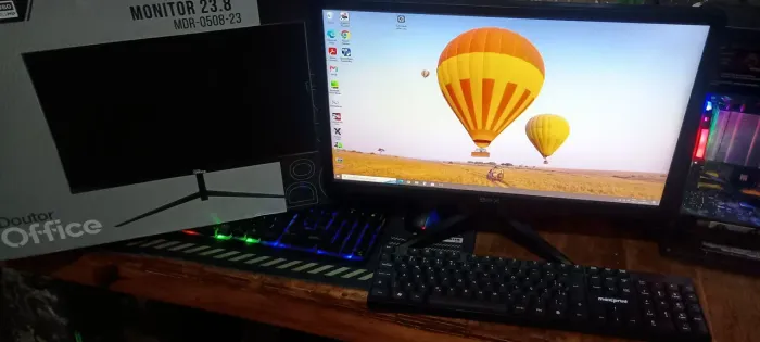 Monitor 23 polegadas e teclado por 200 ,pouco meses de uso ,