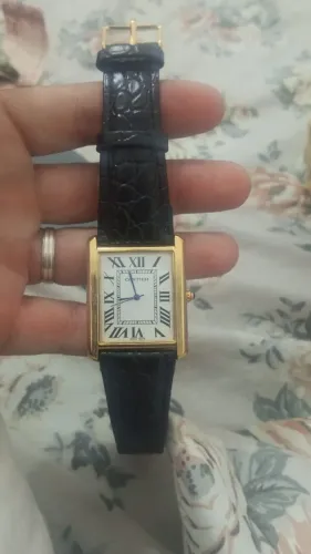 Relógio Cartier dourado 