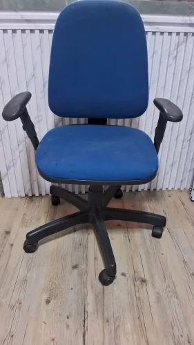 Cadeira de escritório confortável giratória